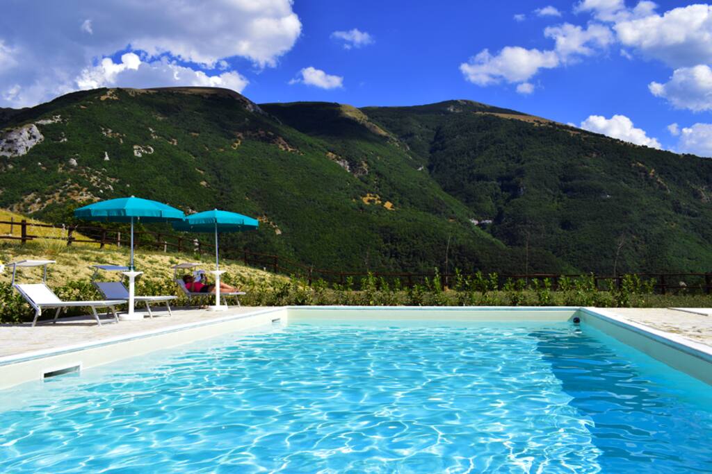 Una Piscina tra le colline dell'appennino Umbro-Marchigiano