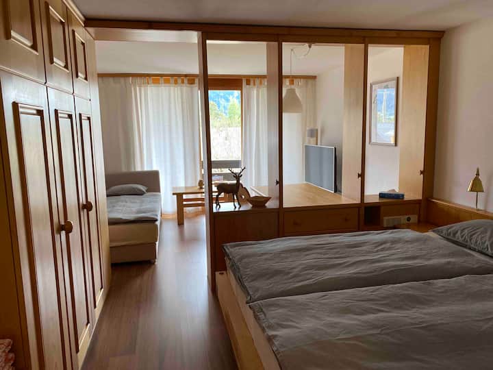 (ภาษาเยอรมัน) ในห้องนอนและในห้องนั่งเล่น

(ภาษาอังกฤษ) ในห้องนอนและในห้องนั่งเล่น