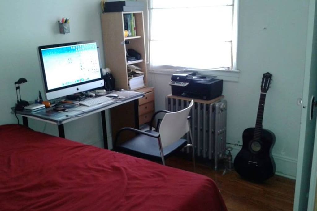 Room can come with or without desk.