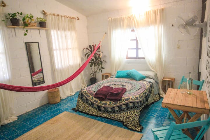 Naia Guesthouse - bright & airy double room