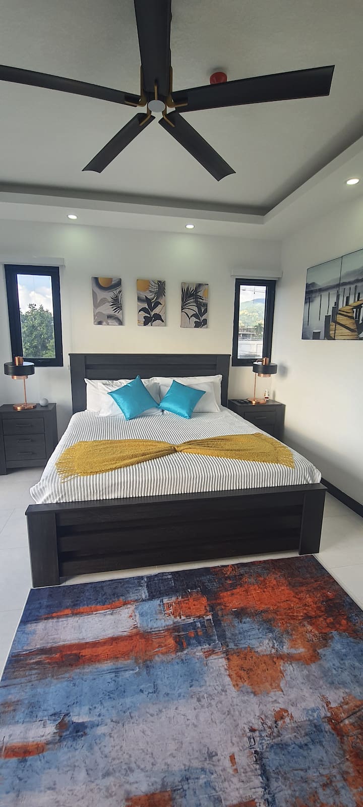 Dormitorio principal con TV inteligente de 50pulgadas (Netflix y cable incluidos), aire acondicionado, luces, persianas opacas, pinturas locales e internacionales medianas a grandes, etc. 