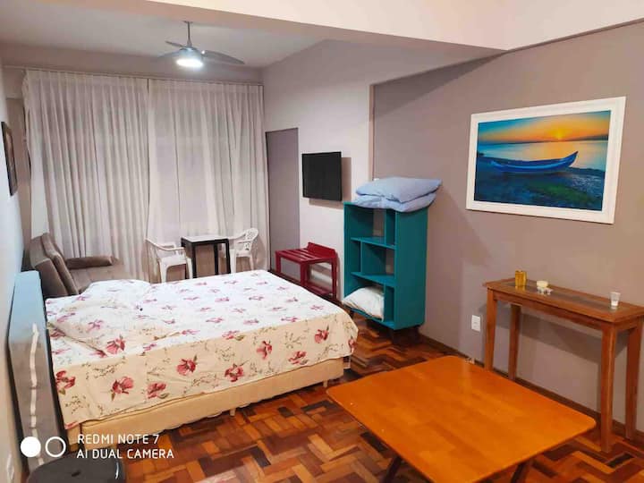 Unutrašnjost stana, bračni krevet i stražnja soba s TV-om.