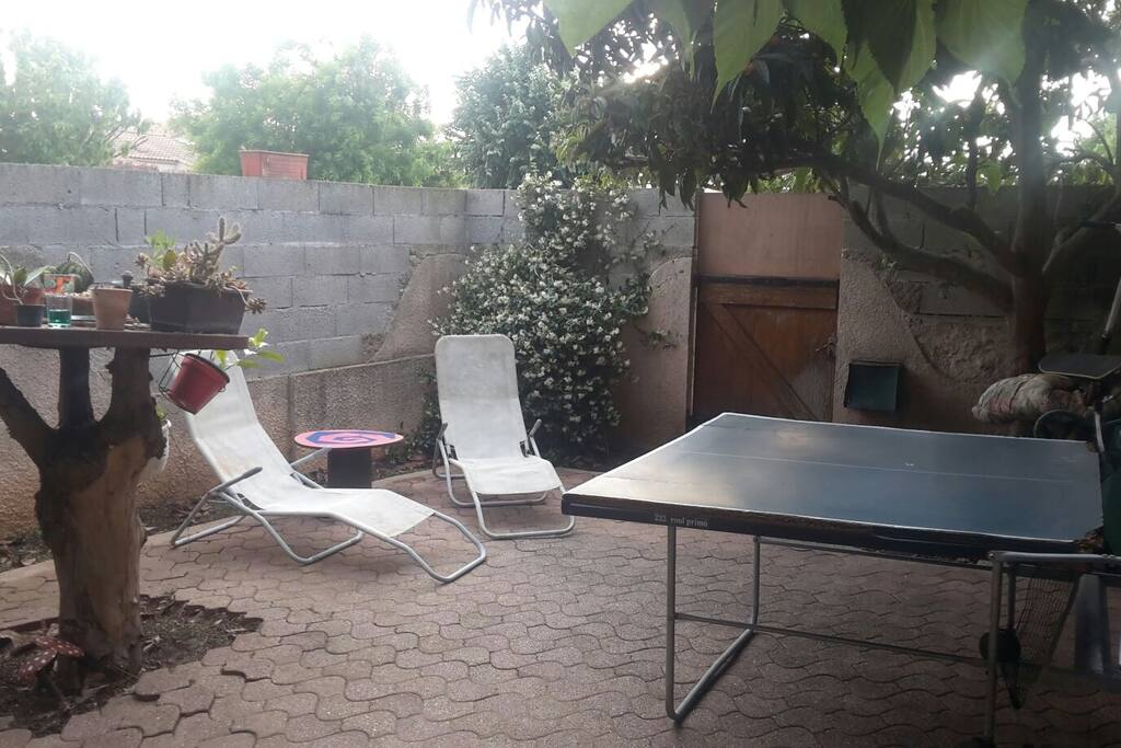 L'entrée du jardin avec table de ping-pong et "transat"...