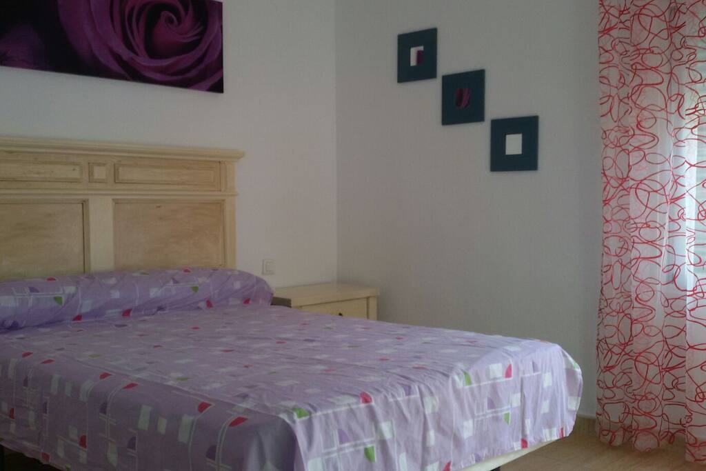 HABITACION MATRIMONIO CON TV Y ARMARIO EMPOTRADO