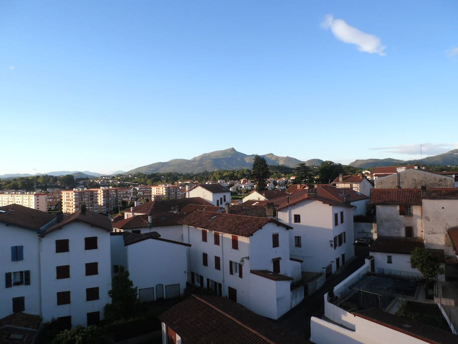 Vue sur les toits du vieux quartier de Ciboure et les montagnes du pays Basque