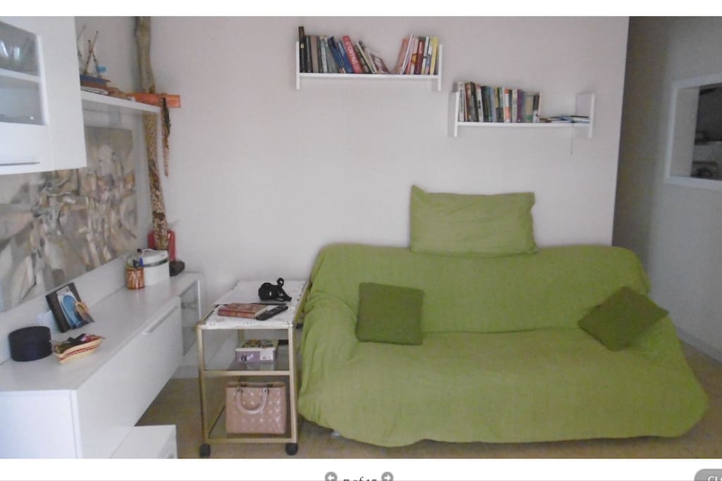 Salotto ampio e solare con divano letto