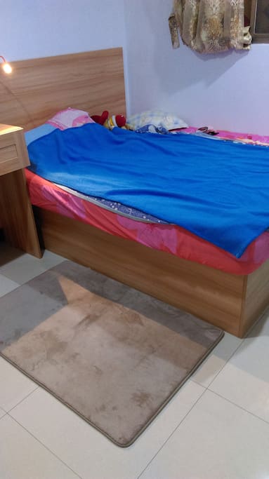 床靠窗戶,日間採光佳。
Bed next to the window. Good natural lighting during the daytime.