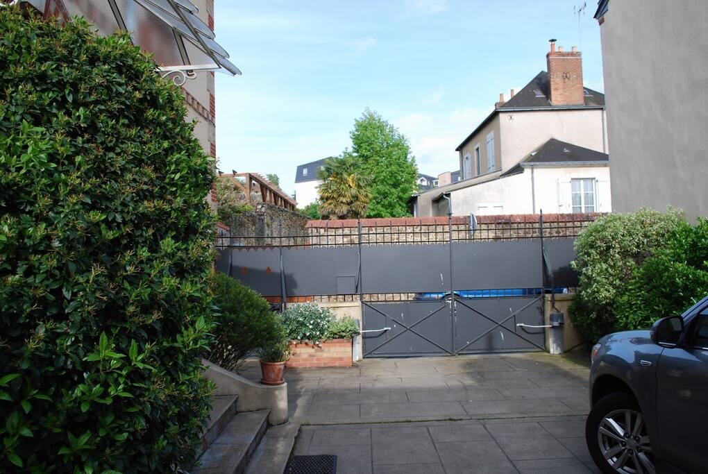 Car park closed, for 2 up to 3 cars