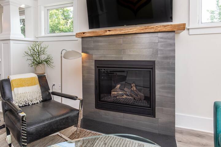 Modern, Sleek & Stylish: 2 blocks from Hawthorne! gallery image 5