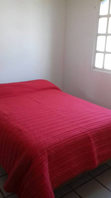 Recamara 2 con cama matrimonial closet de madera con cajonera