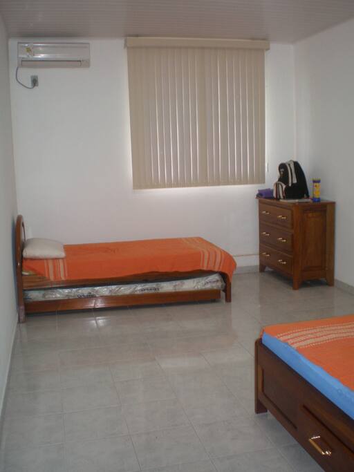 Este é um modelo de quarto. Todos possuem uma cama de Casal e uma bicama e um banheiro.