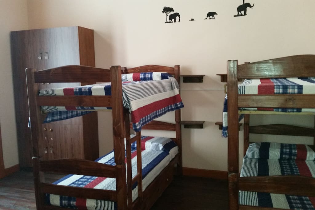 habitacion compartida, ropa de cama, locker