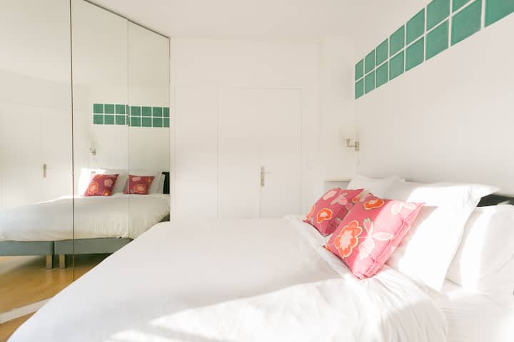 chumba cha kulala upande wa ua, na sehemu ya kabati nyuma ya kioo. Matandiko mapya. 