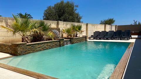 Luxurious Villa - 6 Bedrooms with Ensuite & AC