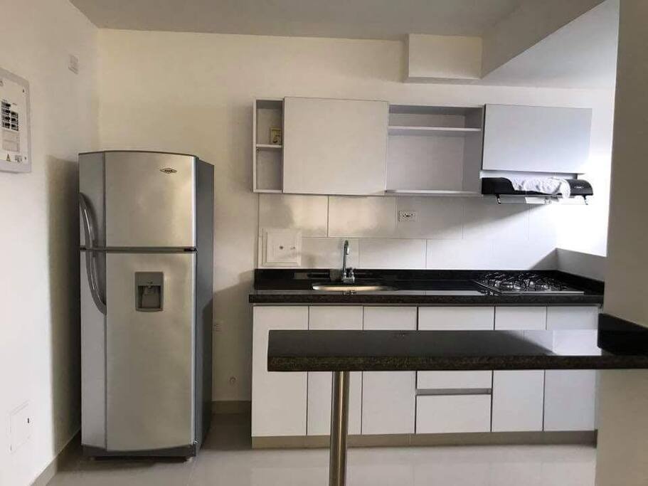 Cocina con nevera, microondas y utensilios basicos - Kitchen with Refrigerator Microwave and basic utensils