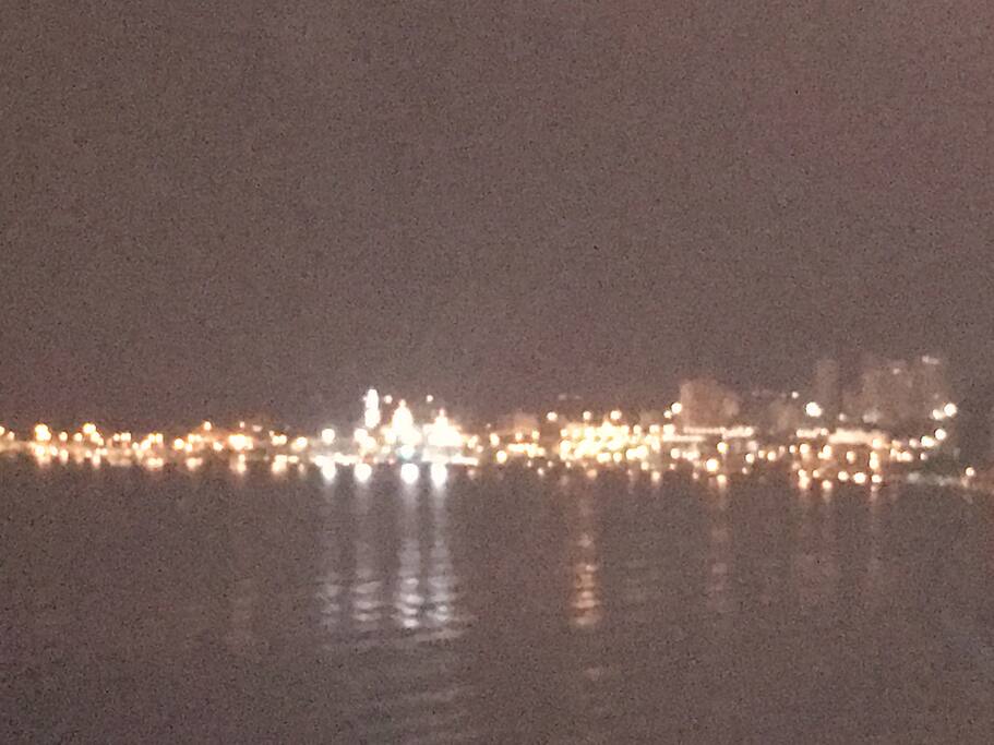 Desde la ventana de la sala del apartamento se aprecia la ciudad vieja iluminada. Las cúpulas de San Pedro, el mar lleno de misterio