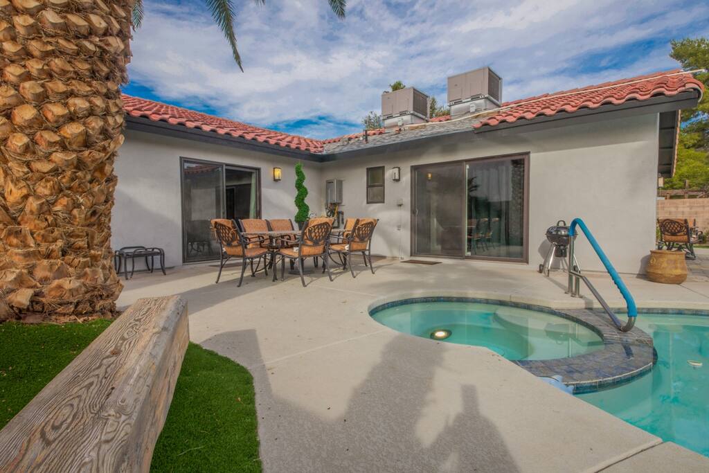 Heated pool, spa and outdoor dining/relaxing