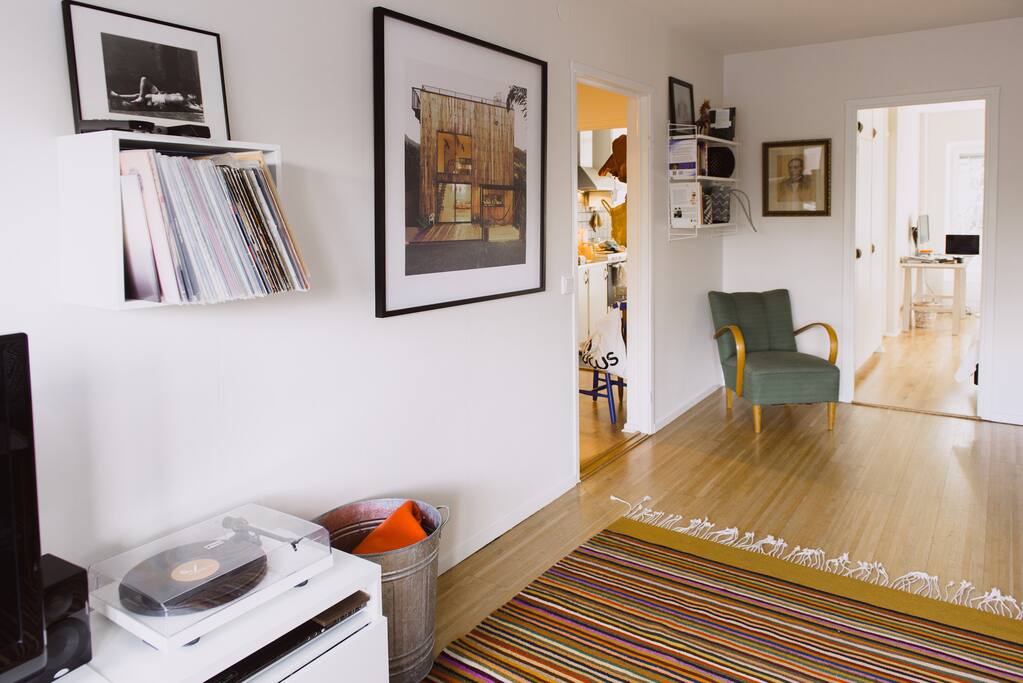 Record player, apple tv and cable tv.