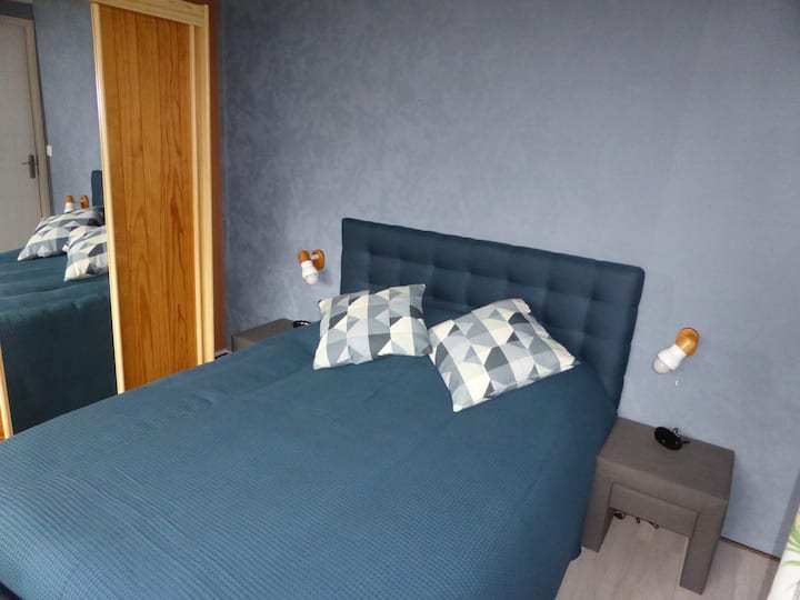 Slaapkamer met een 140 persoonsbed en kledingkast