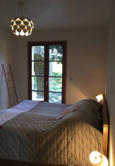 La chambre avec grand lit au rez de chaussée