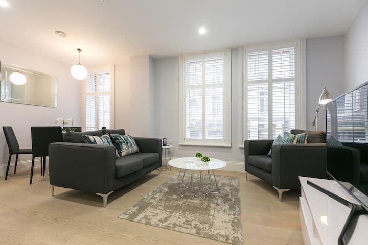 Rozľahlý polootvorený obytný priestor poskytuje príjemný priestor na relaxáciu a zábavu. 