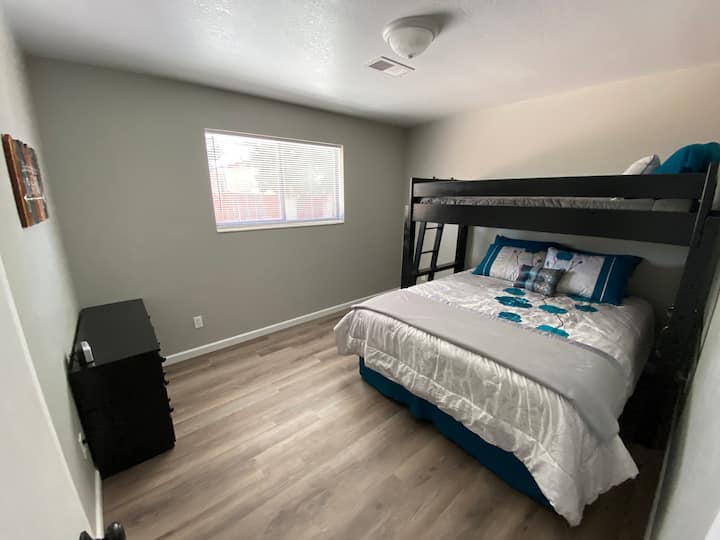 Соба бр. 1 со брачен кревет (широк 150-179 см) и единечно поткровје.