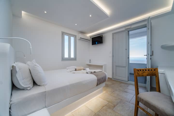 Serenità Luxury Suites| Elegant Suite With Hot Tub - Santorini