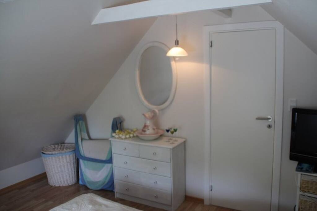Soveværelse på førstesal /bedroom upstairs