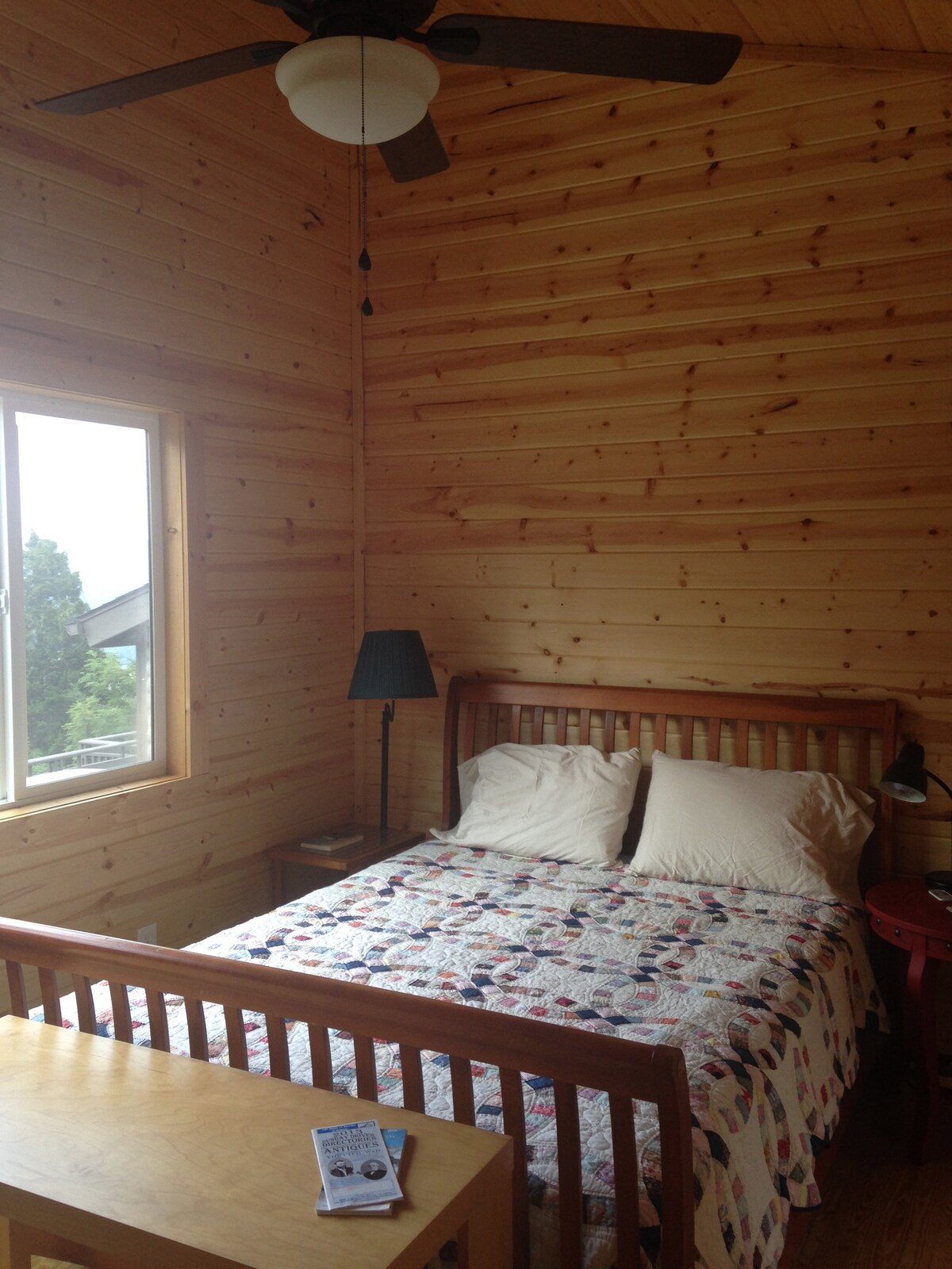 Cama queen en la nueva habitación de invitados.