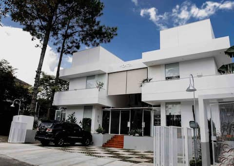 MONTRII HOUSE - Mid Century Modern Home