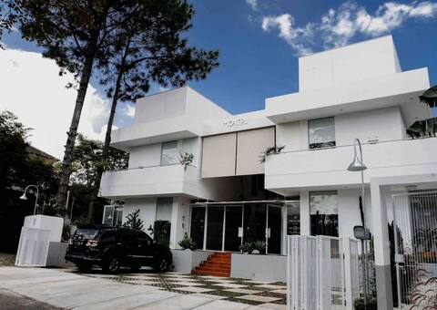 MONTRII HOUSE - Mid Century Modern Home