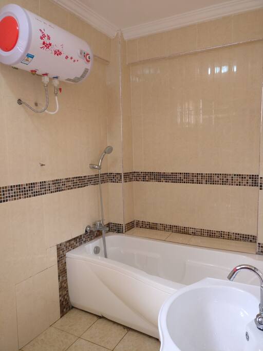 MASTER BEDROOM TUB