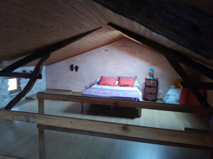 غرفة نوم أقل من 160 سريرًا في الغرفة العلوية