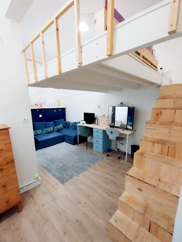 Dhomë gjumi me 4 krevate për fëmijë (krevat dopio mezzanine dhe divan me krevat dopio të vogël)