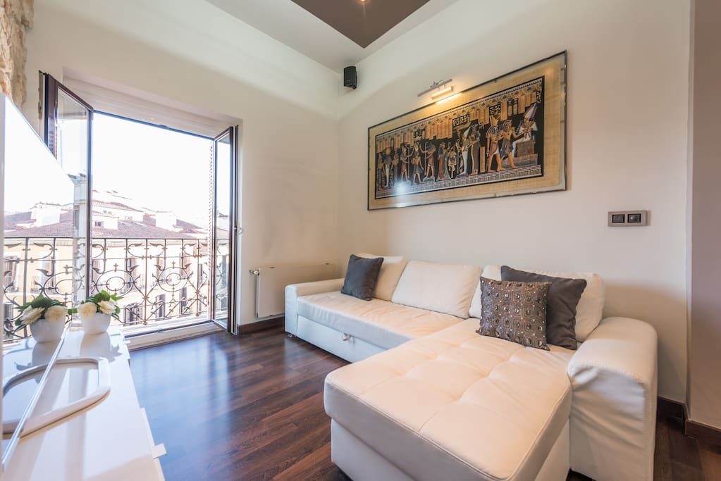 Living room view & balcony / Salón y balcón