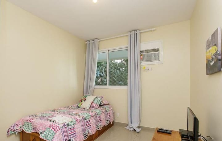 ห้องนอน 2 พร้อมเตียงเลื่อนทีวีและเครื่องปรับอากาศ