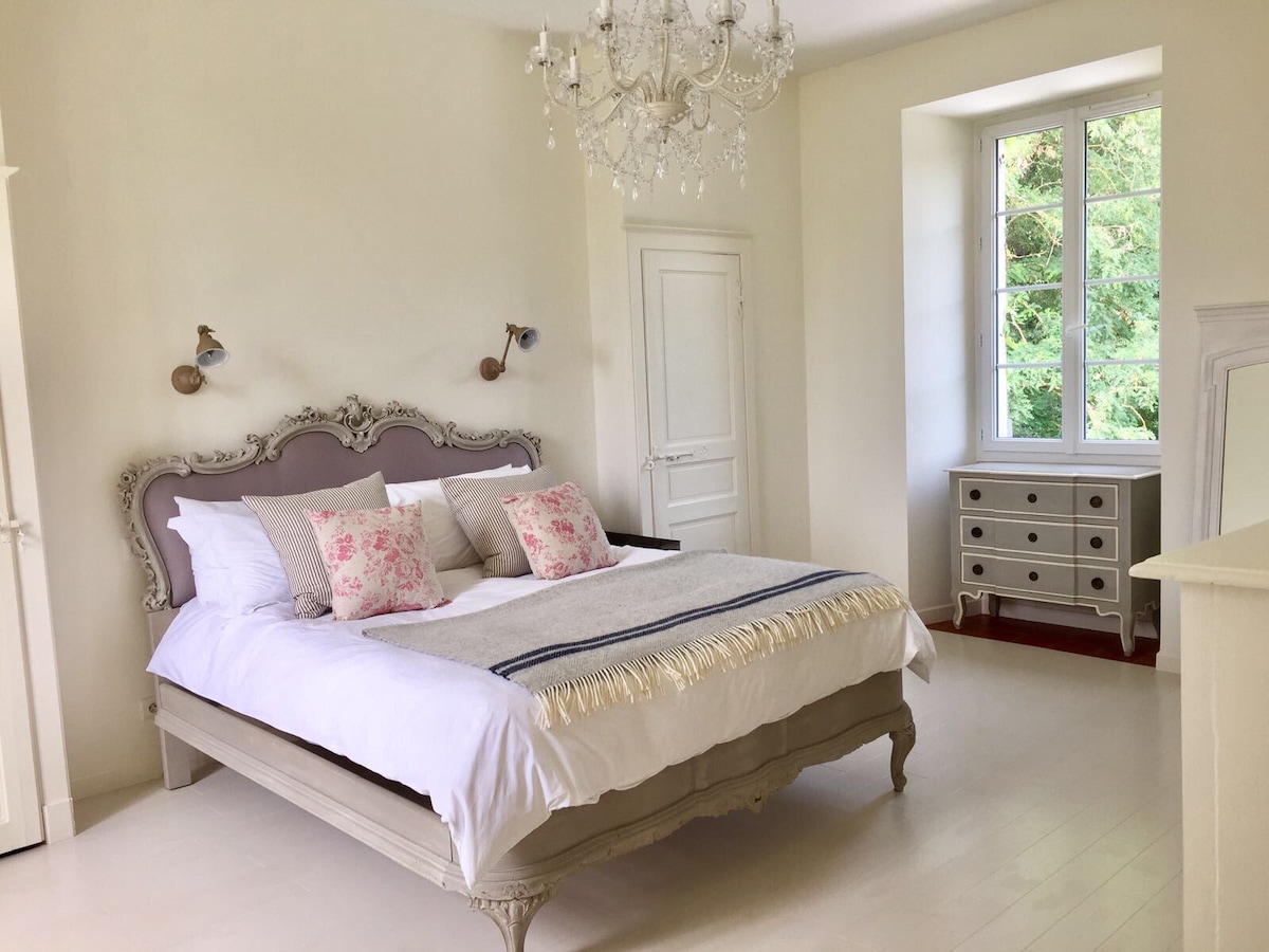 חדר שינה ראשי עם חדר רחצה צמוד