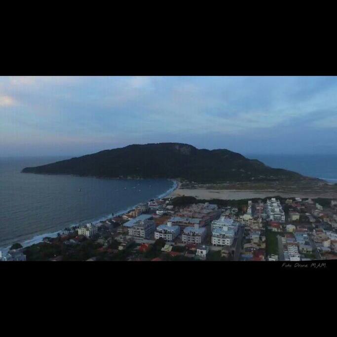 A Praia dos Ingleses é um dos destinos mais movimentados da ilha durante o ano inteiro.