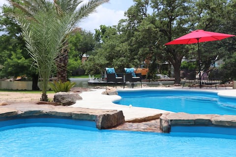 SLEEPS 30 Pool,  HOT TUB , PRIVATE BEACH , KAYAKS