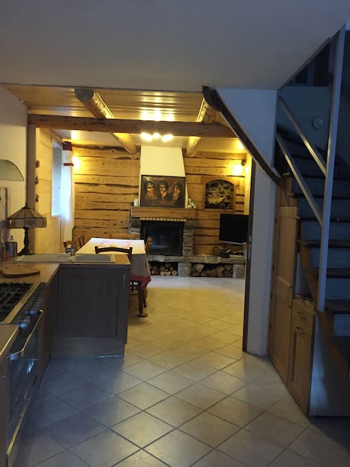 salle à manger ambiance chalet avec cheminée