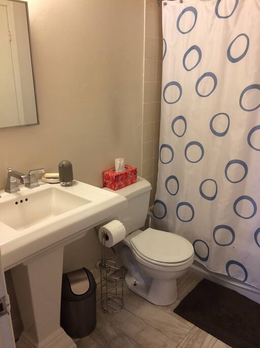 Salle de bain privée adjacent à la chambre - Private bathroom adjacent to the bedroom