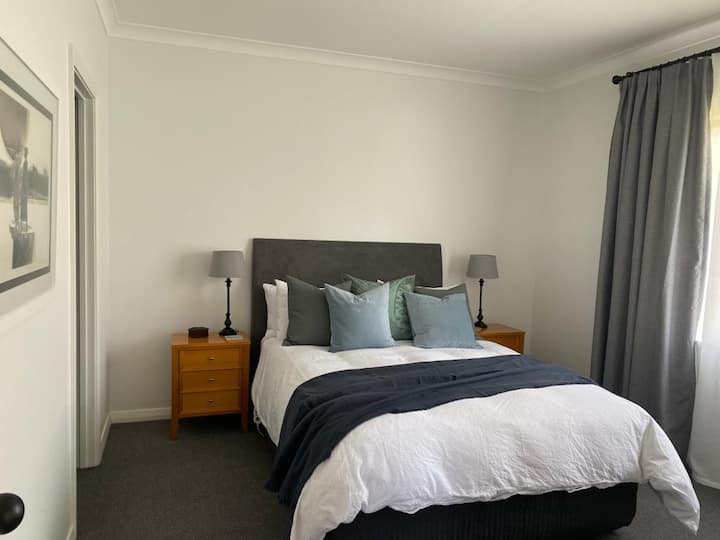 ห้องนอนหลัก - เตียงควีนไซส์