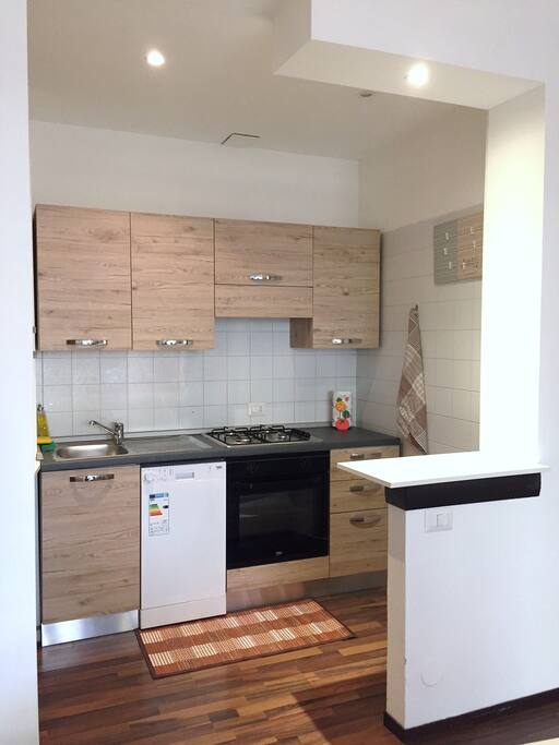 cucina con lavapiatti, forno e fuochi