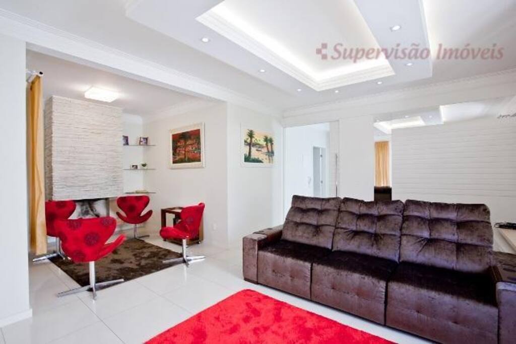 Sala de entrada com lareira
