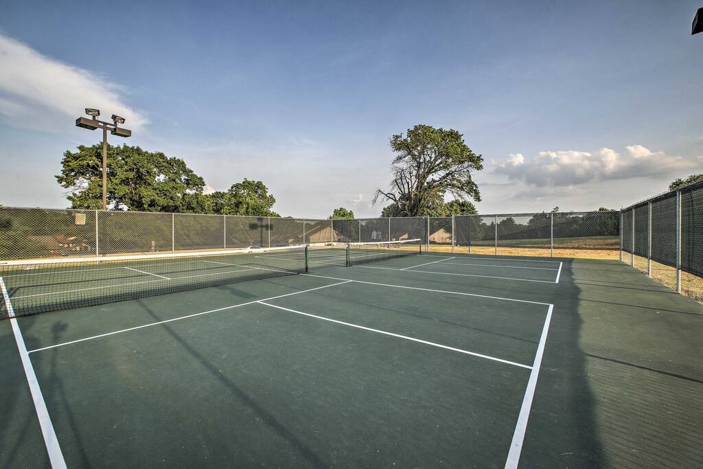 Your group of 4 will have access to a plethora of community amenities.