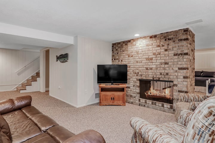 Zona giorno al piano di sotto con Super Nintendo, Air Hockey e calcio balilla