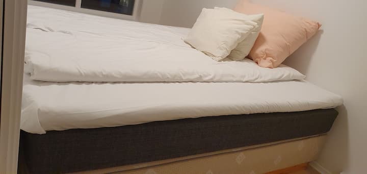 חדר שינה ראשי עם נוף מרהיב. 