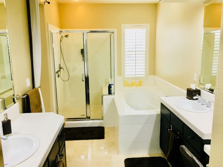 Large master bath with dual sinks and over-sized bathtub
