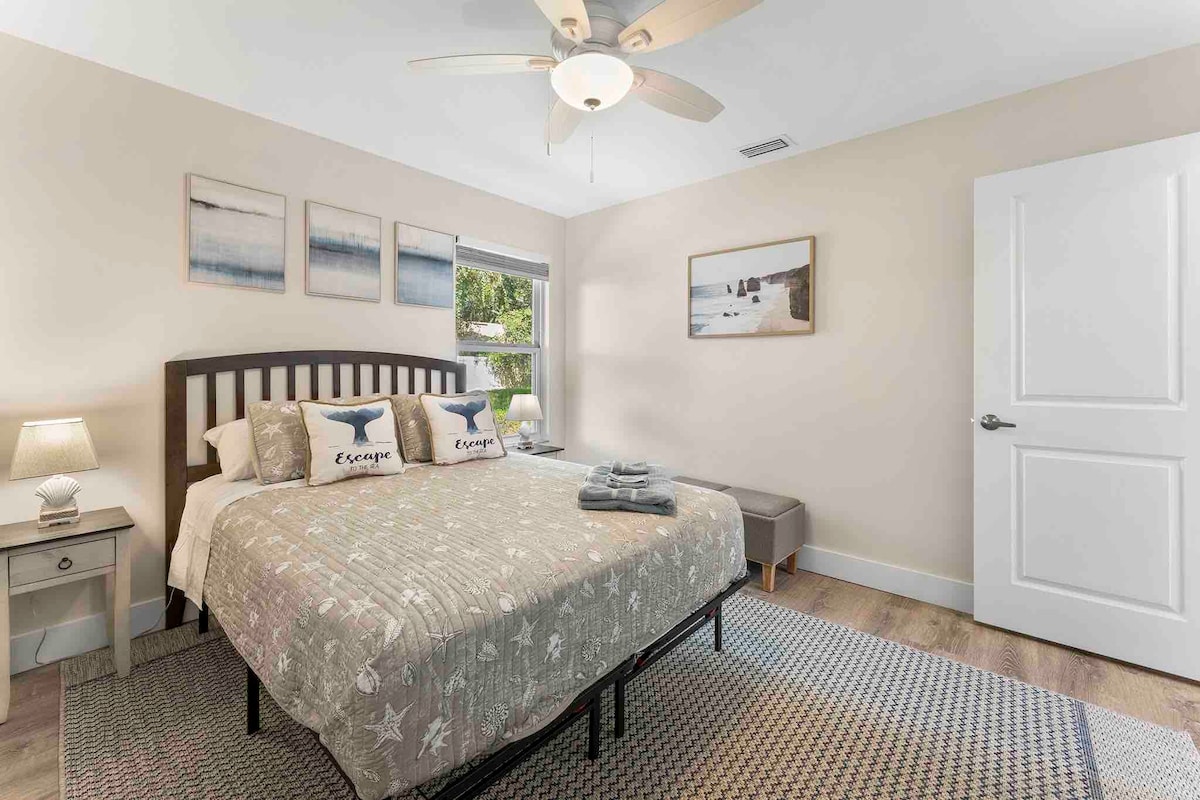 Მეორე საძინებელში არის ორადგილიანი საწოლი და სმარტ-ტელევიზორი.