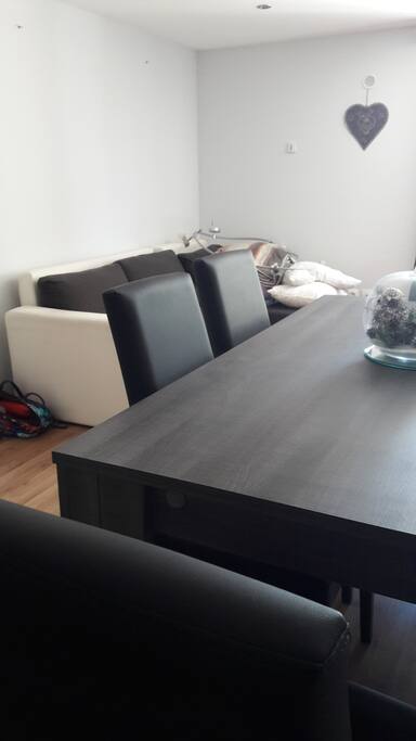 mobilier propre et recent et canape convertible